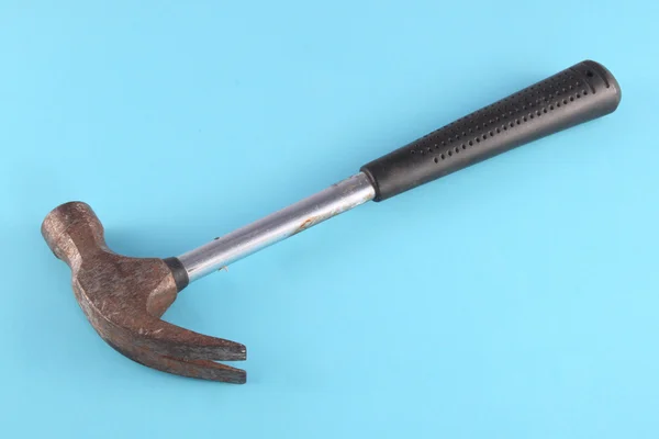 Claw hammer on a blue background. — Stock Photo, Image