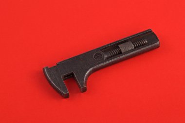 Eski ayarlanabilir anahtarı veya spanner kırmızı bir arka plan üzerinde