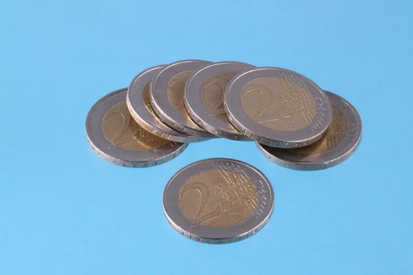 Monedas de euros sobre fondo cromakey azul — Foto de Stock