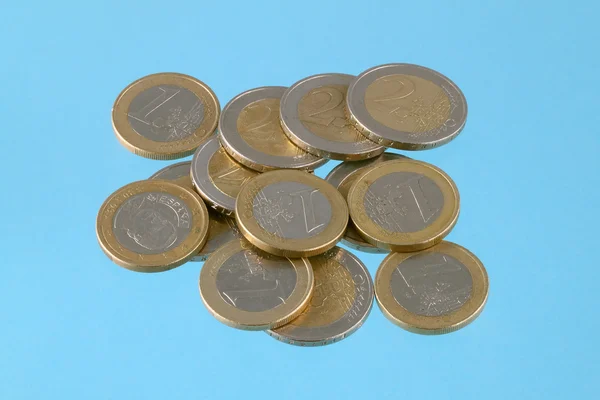 Moedas de euro sobre fundo cromado azul — Fotografia de Stock