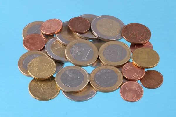 Euromunten op een blauwe chromakey achtergrond — Stockfoto