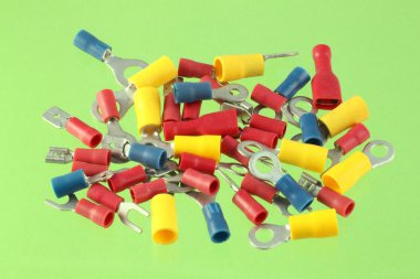 Yeşil chromakey arka plan üzerinde elektronik kıvrım bağlantıları.