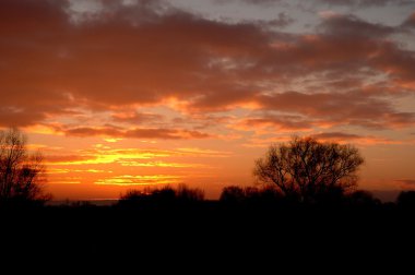 Kırmızı günbatımı beyaz bulut Polonya