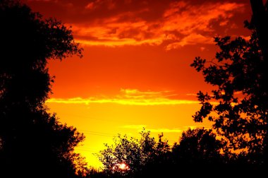 Kırmızı günbatımı beyaz bulut Polonya