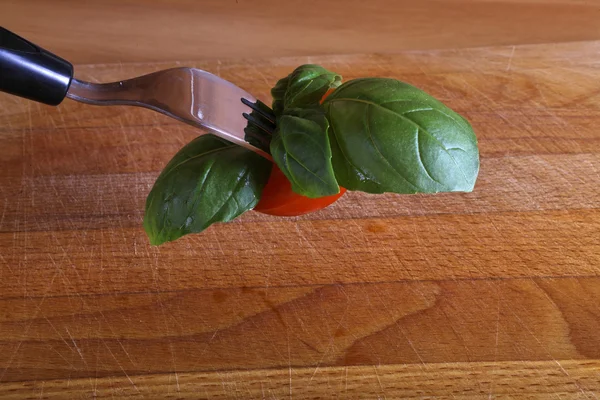 Manjericão Verde Tomate Vermelho Tábua Madeira — Fotografia de Stock
