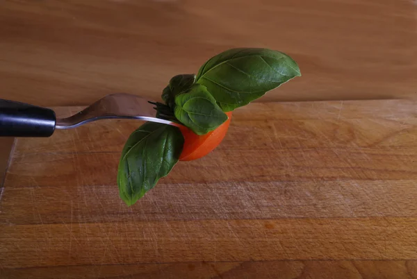 Manjericão Verde Tomate Vermelho Tábua Madeira — Fotografia de Stock