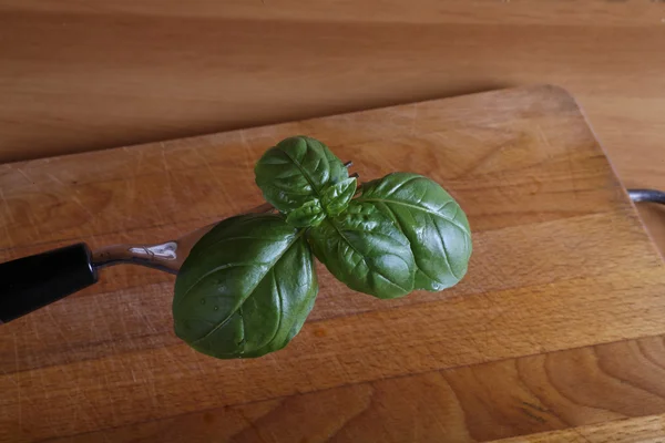 Groene Basilicum Rode Tomaat Houten Bord — Stockfoto