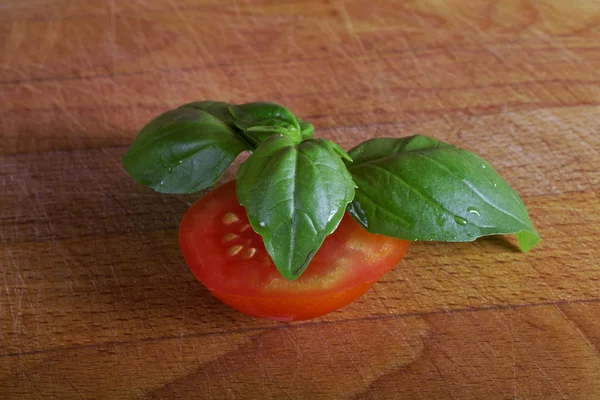 Basil Zielony Czerwony Pomidor Płyty Drewna — Zdjęcie stockowe