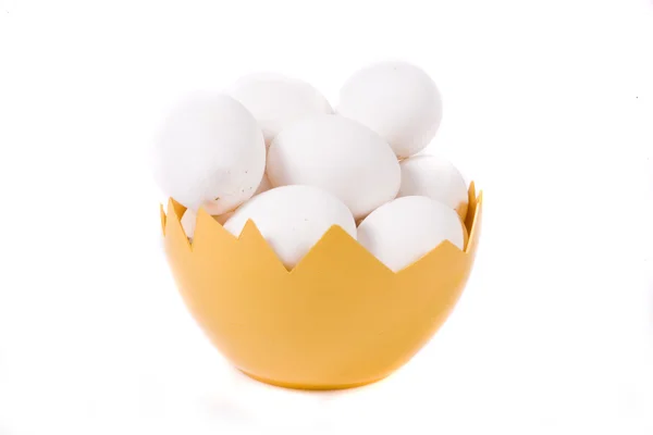 Beyaz Zemin Üzerine Sarı Yumurta Kabuğu Içinde Birçok Yumurta — Stok fotoğraf