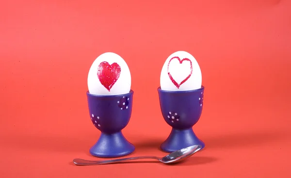 Kırmızı Zemin Üzerine Kalbinde Iki Yumurta — Stok fotoğraf