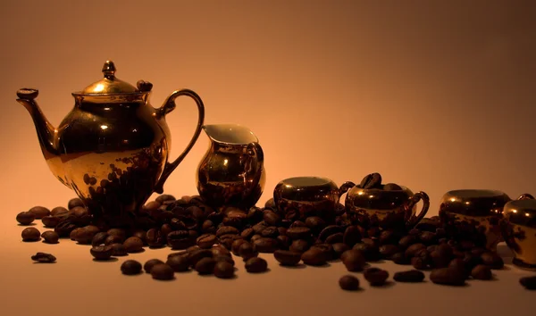 磁器ポット コーヒー豆とカップのセット — ストック写真