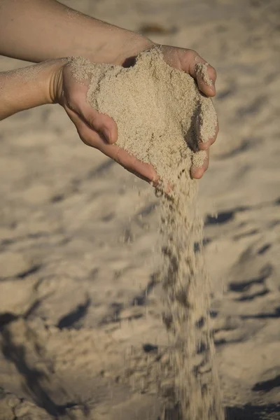 Kız Sahilde Iki Elinden Ince Kum Dökme — Stok fotoğraf