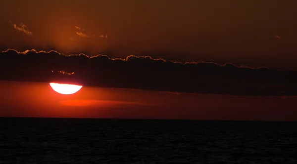 Закат на пляже Балтийского моря в Польше — стоковое фото