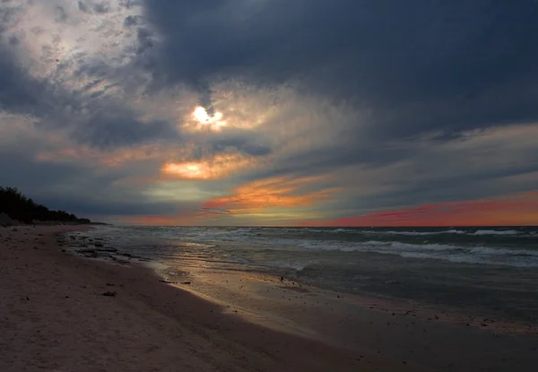 Naplemente, Lengyelországban a Balti-tenger strandon — Stock Fotó