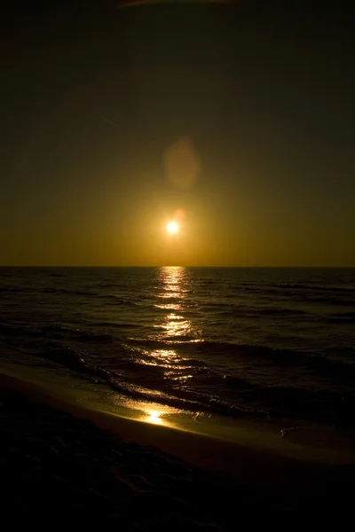 Puesta de sol en la playa del Mar Báltico en Polonia — Foto de Stock