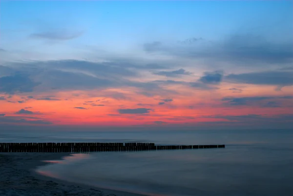 Закат на пляже Балтийского моря в Польше — стоковое фото