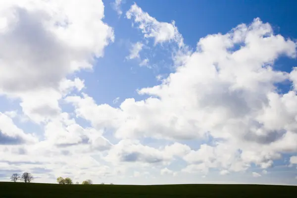 Landschaft Mit Blauem Himmel Und Grünen Hügeln Polen — Stockfoto