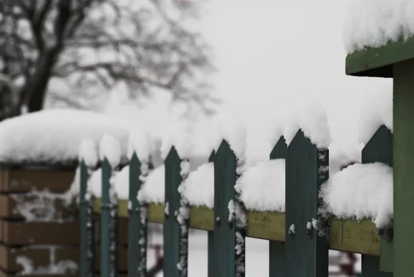 Крупный План Деревянного Забора Покрытого Белым Снегом — стоковое фото