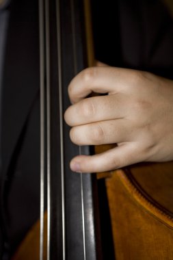 Caz Konseri kontrbas üzerinde oynayan adam