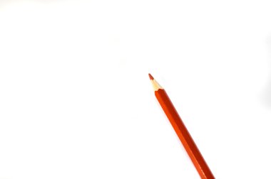 Kırmızı ve yeşil tebeşir ve beyaz zemin üzerine kalem