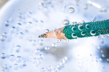  su beyaz zemin üzerine yeşil kalem