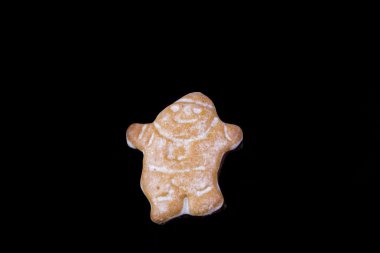 Noel zencefil kek üzerine siyah arka plan beyaz çikolata