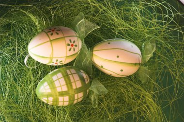 Paskalya yumurtası; yumurta; boyalı yumurta; yaprakları; gelenek; Maneviyat; din; Paskalya; Paskalya yumurtaları; Kırmızı yaprakları; Sarı yapraklar; Gıda; havlu; Romen havlu; kavramı; Tasarım; Polonya; parlak; renkli; boyalı; dekore edilmiş; işlemeli