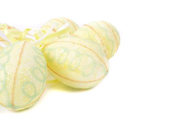 Paskalya yumurta beyaz zemin üzerine sarı boyalı