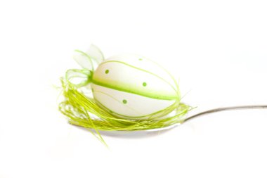 beyaz zemin üzerinde bir Paskalya yortusu yumurta 