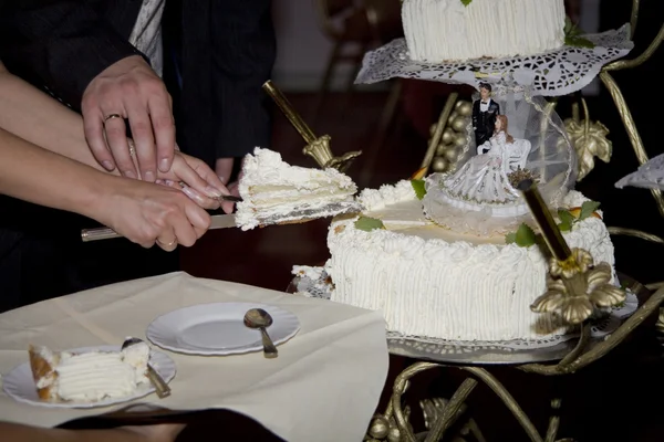 Руки Резки Свадебный Белый Торт — стоковое фото