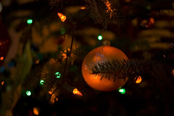 颜色圣诞节绿色树惠特装饰球 — 图库照片