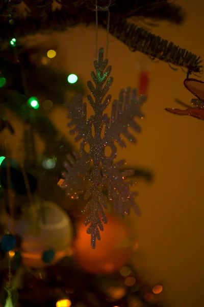 Колір Різдвяна Зелена Ялинка Білі Прикраси Кульки — стокове фото