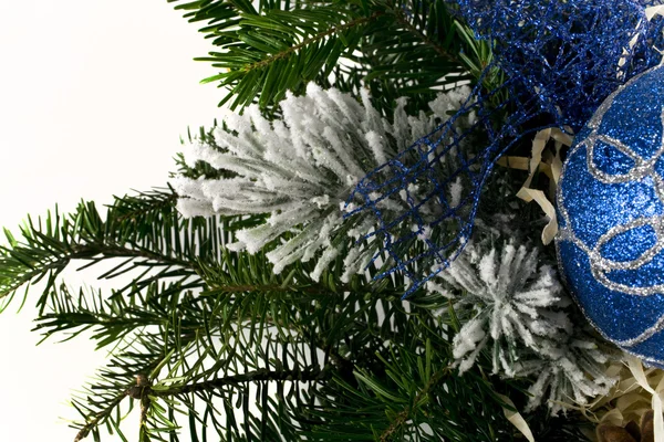 白色背景的圣诞节海军蓝色树 — 图库照片