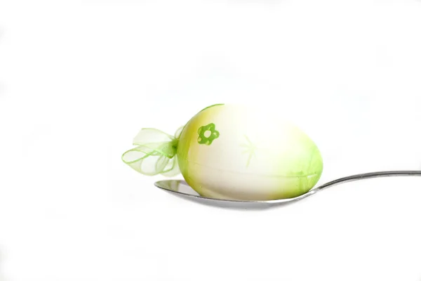 Одно Пасхальное Яйцо Белом Фоне — стоковое фото