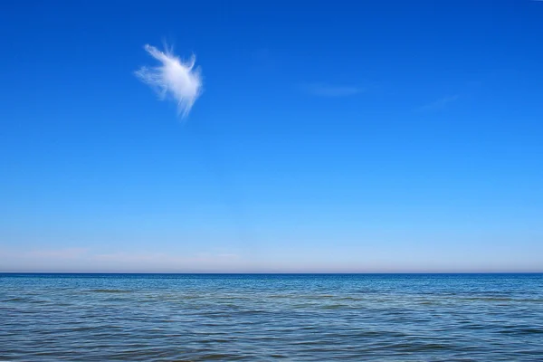 Vit clound på blå himmel — Stockfoto