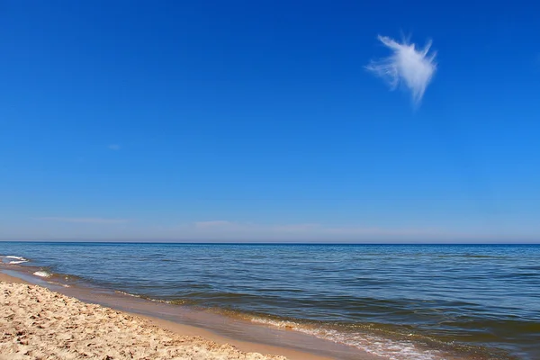 Witte clound op blauwe hemel — Stockfoto