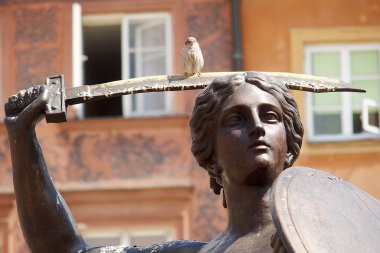 Varşova deniz kızı ve kılıcını üzerinde serçe