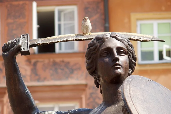 Varsavia sirena e passero sulla sua spada — Foto Stock