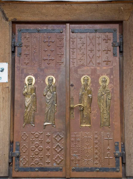 Όμορφη Μεγάλη Ξύλινη Πόρτα Ορθόδοξα Θρησκευτικά Σύμβολα — Φωτογραφία Αρχείου