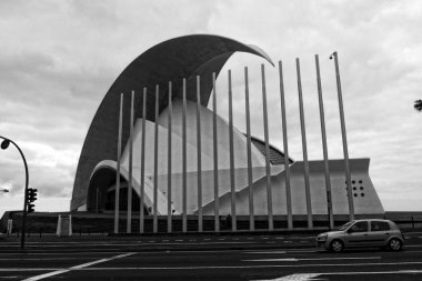 İspanya 'nın Tenerife şehrindeki Sanca Cruz şehrinin sokaklarında ilginç renkli yazlık evler.