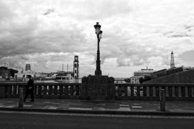 İspanya 'nın Tenerife şehrindeki Sanca Cruz şehrinin sokaklarında ilginç renkli yazlık evler.