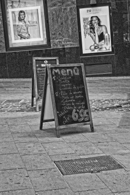 İspanya 'nın Tenerife şehrindeki Sanca Cruz şehrinin sokaklarında ilginç renkli yazlık evler.