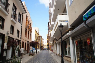 İspanya 'nın Tenerife şehrindeki Puerto De la Cruz şehrinin sokaklarında ilginç renkli yazlık evler.