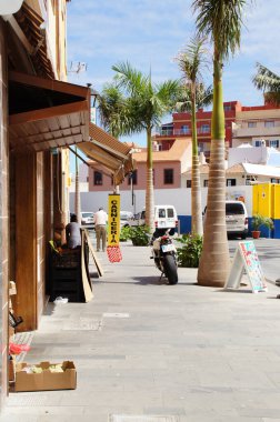 İspanya 'nın Tenerife şehrindeki Puerto De la Cruz şehrinin sokaklarında ilginç renkli yazlık evler.