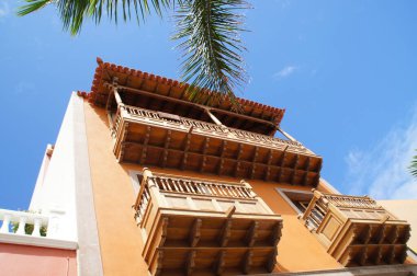 İspanya 'nın Tenerife şehrindeki Puerto De la Cruz şehrinin sokaklarında ilginç renkli yazlık evler.