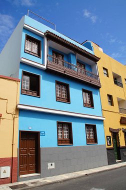 İspanya 'nın Tenerife şehrindeki Puerto De la Cruz şehrinin sokaklarında ilginç renkli yazlık evler.