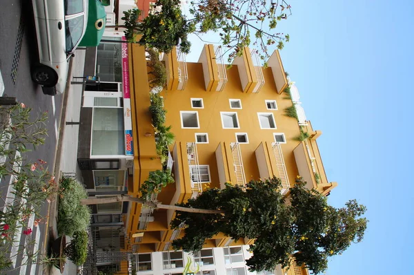 西班牙特内里费德克鲁斯港街道上美丽而有趣的五彩缤纷的度假别墅 — 图库照片