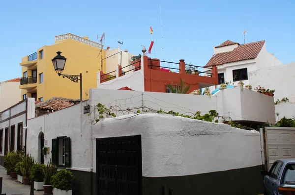 西班牙特内里费德克鲁斯港街道上美丽而有趣的五彩缤纷的度假别墅 — 图库照片