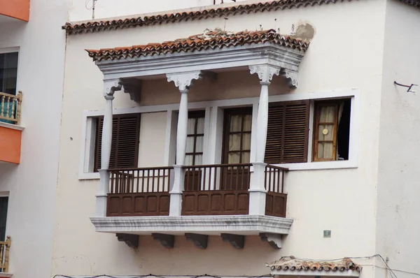 Όμορφα Ενδιαφέροντα Πολύχρωμα Σπίτια Διακοπών Στους Δρόμους Της Ισπανικής Πόλης — Φωτογραφία Αρχείου