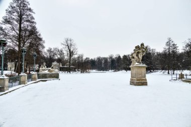 Karlı bir kış gününde Varşova Polonya 'da güzel bir park
